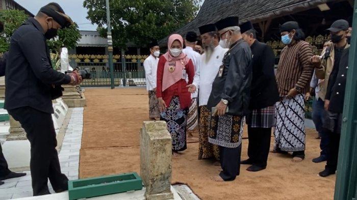 Bupati Demak, Eisti’anah, berziarah di makam-makam para pemimpin Demak terdahulu di komplek Masjid Agung Demak, Kabupaten Demak, Senin (28/3/2022).