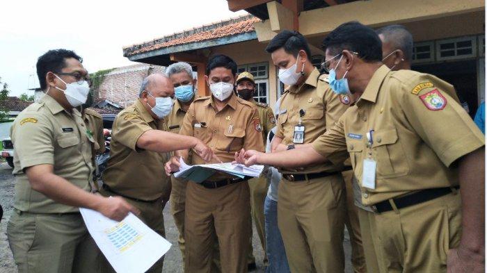Bupati Temanggung Dico M Ganinduto mengkaji lahan eks kawedanan Kaliwungu untuk dijadikan sebagai tempat relokasi PKL pasar sore Kaliwungu, Selasa (9/3/2021).