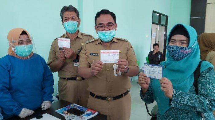 Bupati Pekalongan Asip Kholbihi (tengah) memperlihatkan sertifikat sebagai tanda bahwa dirinya sudah di vaksin.