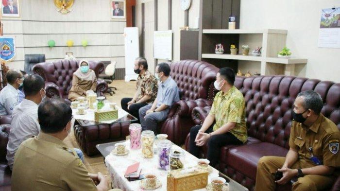 Direktur Utama PT Wahana Gula Investama, Yani, saat menemui Bupati Tegal Umi Azizah, di ruang kerjanya pada Senin (25/1/2021) kemarin. Pertemuan tersebut membahas program petani muda dan prospek persiapan pembangunan pabrik gula.