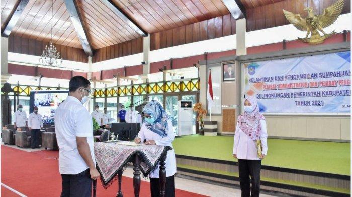 Bupati Tegal, Umi Azizah, saat memimpin Pelantikan dan Pengambilan Sumpah Jabatan Administrator dan Pengawas di Lingkungan Pemkab Tegal, Rabu (3/2/2021) di Pendopo Amangkurat.