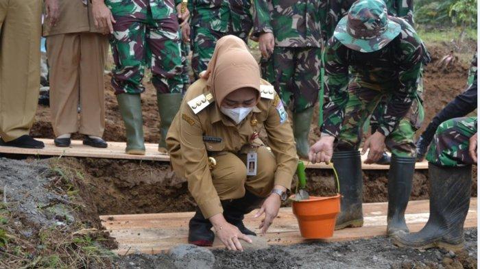Bupati Purbalingga, Dyah Hayuning Pratiwi saat meninjau lokasi pelaksanaan TMMD Reguler Ke-110 Tahun 2021 di Desa Tumanggal, Kecamatan Pengadegan, Kabupaten Purbalingga, pada Selasa (2/3/2021).