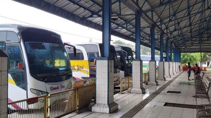Bus antarkota antarprovinsi (AKAP) terparkir di area Terminal Tipe A Kota Tegal, Jumat (2/4/2021).