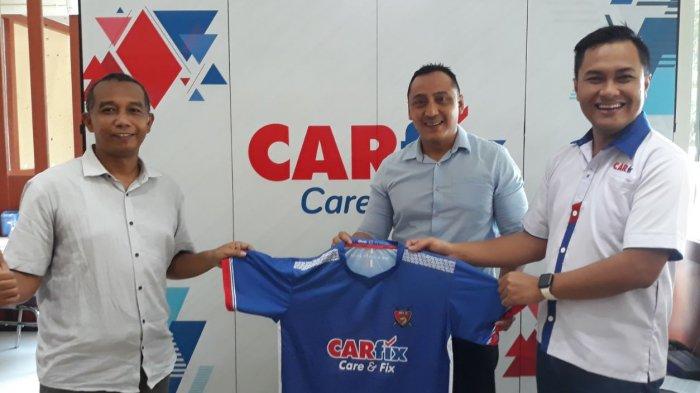 Ketua umum SIWO PWI Jawa Tengah Erwin Ardian berfoto bersama pihak CARfix saat penyerahan jersey untuk tim Jrot FC secara simbolis di Semarang, Senin (25/1/2021).