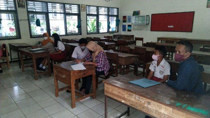 Calon siswa SMP Negeri? 3 Bae didampingi orangtua melakukan daftar ulang di sekolah tersebut, Selasa (28/6/2022).