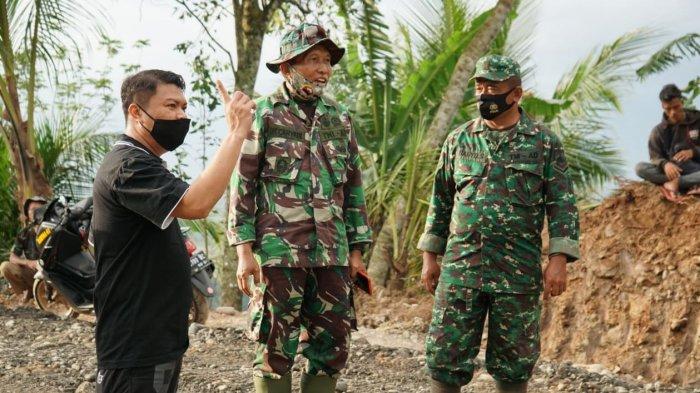 Dan Satgas TMMD Letkol Inf Decky Zulhas meninjau lokasi lokasi TMMD Reguler ke 110 yang dianggap pas sebagai wisata arung jeram, Jumat (19/3/2021).