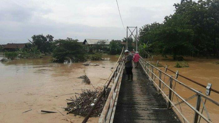 Kondisi di Desa Banjaragung, Kecamatan Warureja, Kabupaten Tegal saat terjadi banjir akibat meluapnya sungai rambut beberapa waktu lalu.