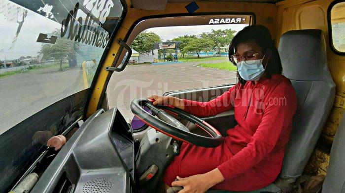 Desi Larassati (23), warga Desa Penusupan, Kecamatan Pangkah, Kabupaten Tegal yang memiliki profesi tidak biasa yaitu menjadi sopir truk. Melalui profesinya ini Desi ingin mengajak para kaum wanita untuk tidak malu, gengsi, apapun profesinya asal halal, nyaman, dan menunjukan bahwa wanita juga bisa mandiri.
