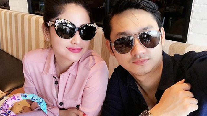 Dewi Perssik bersama suaminya Angga Wijaya.