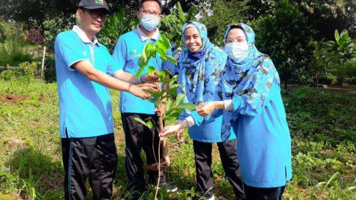 Dekan Fakultas Psikologi dan Kesehatan UIN Walisongo Semarang, Syamsul Maarif, bersama para dosen dan pegawai, melakukan penanaman pohon buah-buahan di Taman FPK, Senin (22/3/2021).