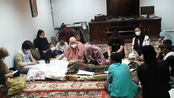 Suasana duka menyelimuti rumah almarhum Mubaligh Ramdhan Effendi atau Tan Hok Liang atau yang dikenal dengan nama Anton Medan di Kampung Bulak Rata, Kelurahan Pondok Rajeg, Kecamatan Cibinong, Kabupaten Bogor, Senin (15/3/2021).