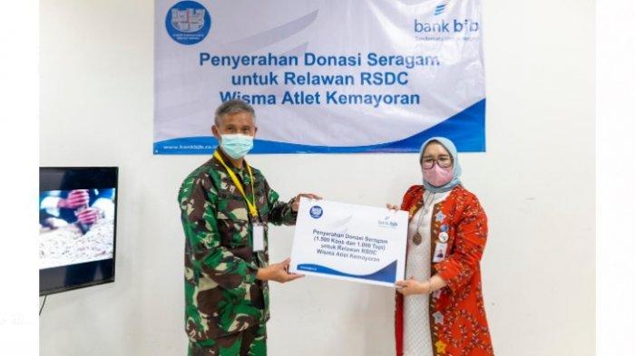 Direktur Konsumer dan Ritel bank bjb Suartini kepada Kepala Sekretariat Koordinator RSD Penanganan Covid-19 Wisma Atlet Kemayoran Letkol Kes dr. Mintoro Sumego dan Humas RSD Penanganan Covid-19 Wisma Atlet Kemayoran Letkol Laut drg. Muhammad Arifindi Jakarta, Rabu (24/3/2021).
