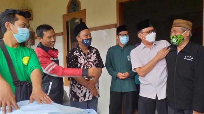 PD DMI Kota Semarang bersama relawan Perhimpunan Remaja Masjid Dewan Masjid Indonesia (PRIMA DMI) Jawa Tengah dan Kota Semarang bergerak melakukan bhakti sosial (Bhaksos) dengan membagikan paket sembako kepada warga terdampak banjir di wilayah Kota Semarang