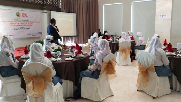 Dosen Prodi Pariwisata FTIK USM memberikan materi dalam pelatihan table manner pada peserta didik SMK NU 01 Kendal di Hotel Sae Inn Kendal, Kamis (1/4/2021).
