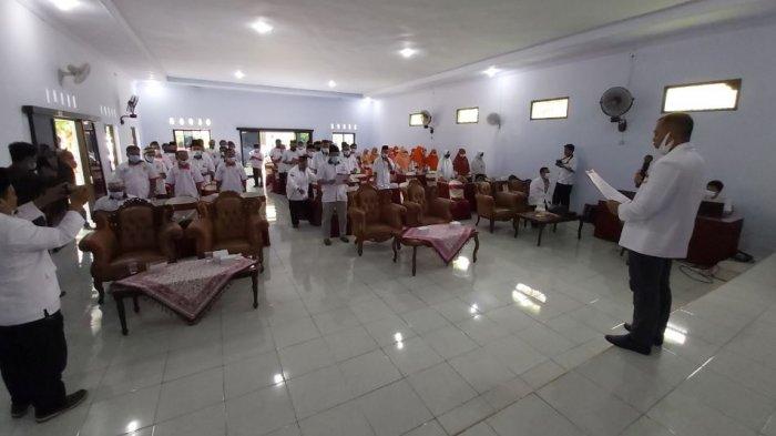 Ketua Dewan Pengurus Daerah (DPD) PKS Kabupaten Pekalongan Riska Yulianto saat melantik pengurus cabang PKS tingkat kecamatan.
