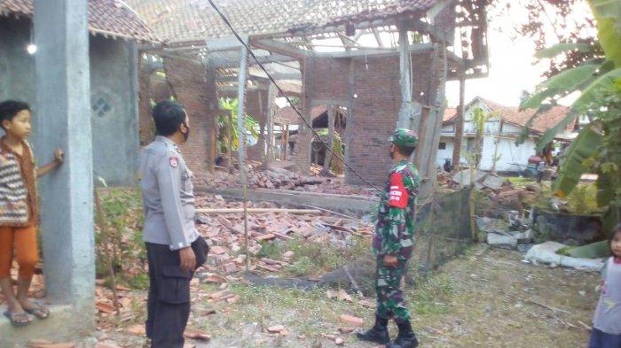 Dua rumah warga di Dusun Gebangsari RT 5 RW 7 Desa Sidaurip, Kecamatan Gandrungmangu, Kabupaten Cilacap yang hancur dan rusak berat akibat ledakan petasan, pada Jumat (30/4/2021).
