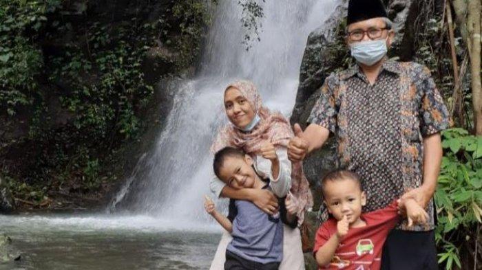 Wisatawan objek wisata Curug Pitu, Desa Kemiri Kecamatan Sigaluh, Banjarnegara