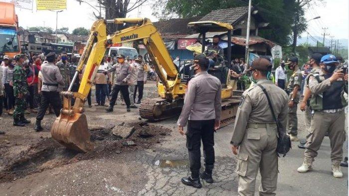 Ilustrasi. Sejumlah aparat kemanan amankan proses eksekusi penutupan pangkalan truk dukuh Petamanan desa Kecamatan Banyuputih belum lama ini.