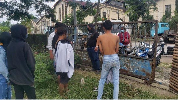 Katim Resmob Elang Utara Polsek Semarang Utara Aiptu Agus Supriyanto bersama anggota mendatangi sekelompok remaja yang asyik pesta minuman keras di Jalan Empu Tantular, Bandarharjo, Semarang Utara, Kota Semarang, Sabtu (27/2/2021).