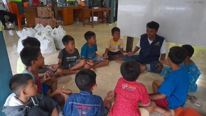 Fakultas Psikologi Universitas Muhammadiyah Purwokerto (UMP) menerjunkan relawan psikososial bagi anak-anak yang terdampak bencana banjir di Desa Gebangsari dan Desa Karangpetir Banyumas, Jawa Tengah.
