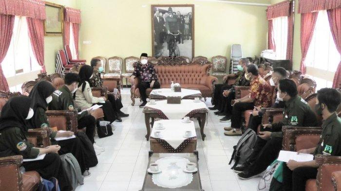 Forum Anak Banyumas (Fanmas) saat melakukan audiensi dengan Bupati Banyumas, Achmad Husein di Sasana Wilis Rumah Dinas Bupati, pada Rabu (3/3/2021).
