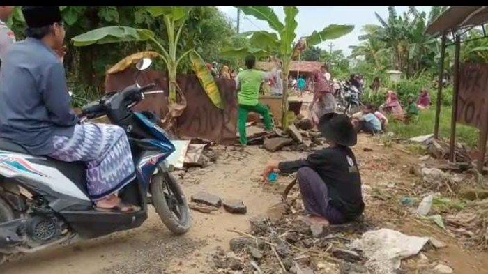 Foto dampak angin puting beliung di wilayah Kecamatan Tayu, Kabupaten Pati, Jawa Tengah, Rabu (30/11/2022).