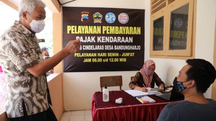 Gubernur Ganjar Pranowo melihat pelayanan pembayaran pajak kendaraan di Bumdes Cindelaras, Desa Bandungharjo, Toroh, Grobogan, Rabu (13/10/2021).