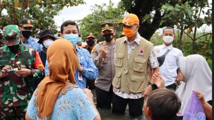 Gubernur Jawa Tengah Ganjar Pranowo saat meninjau banjir di Kota Pekalongan