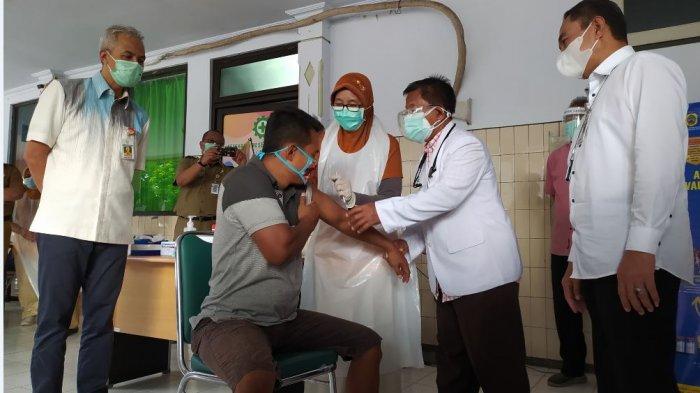 Gubernur Jawa Tengah Ganjar Pranowo (paling kiri) bersama Bupati Pati Haryanto (paling kanan) meninjau pelaksanaan vaksinasi gelombang kedua di RSUD RAA Soewondo, Selasa (23/2/2021).