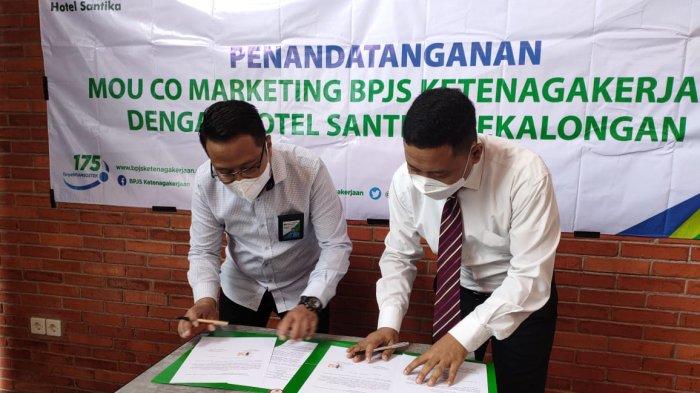 Agung Susanto General Manager Hotel Santika Pekalongan (kanan) dan Budi Jatmiko selaku kepala cabang BPJS Ketenagakerjaan Pekalogan (kiri) saat melakukan tandatangan MOU kerjasama.