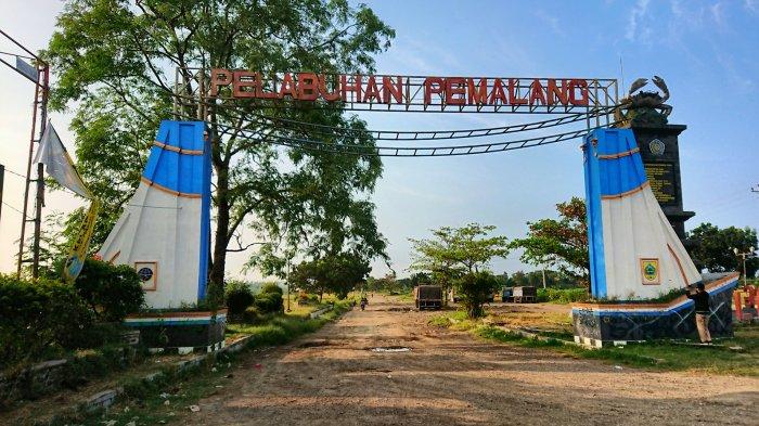 Gerbang bertuliskan Pelabuhan Pemalang, yang ada di sisi utara Jalan Pantura Tegal-Pemalang, nampak sepi, Rabu (21/4/2021).