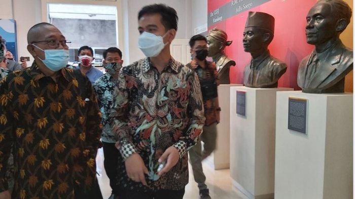 Wali Kota Solo terpilih Gibran Rakabuming Raka ketika melihat koleksi Monumen Pers Nasional, Selasa (9/2/2021).