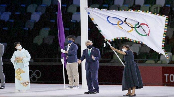 Gubernur Tokyo Yuriko Koike (kiri) setelah menyerahkan bendera Olimpiade disaksikan Presiden IOC Thomas Bach (tengah) kepada Anne Hidalgo (62), Wali Kota Paris (kanan) sebagai penyenggara Olimpiade 2024 (ke-33) di Paris.