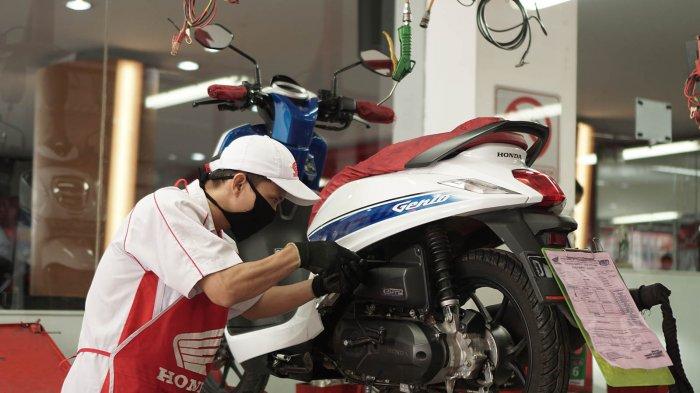 Kegiatan salah satu mekanik AHASS di jaringan Main Dealer PT Daya Adicipta Motora (DAM) sedang melakukan perawatan unit motor milik konsumen.