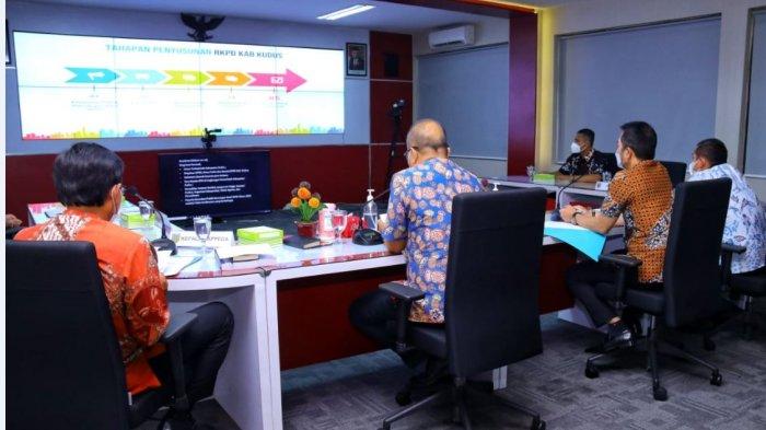 Pelaksana Tugas (Plt) Bupati Kudus, HM Hartopo, ketika membuka Rapat Konsultasi Publik Rancangan Awal RKPD Kabupaten Kudus Tahun 2022, di Command Center Diskominfo Kudus, Rabu (24/2/2021).
