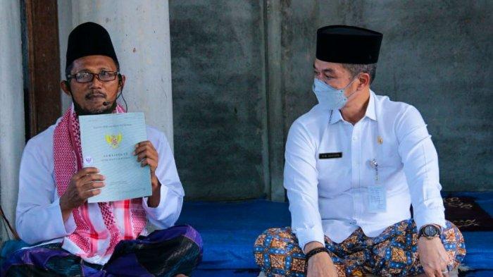 Pelaksana tugas Bupati Kudus HM Hartopo melaksanakan kegiatan safari Jumat di Masjid Al Nashr di Desa Glagah Kulon, Kecamatan Dawe, Kabupaten Kudus, Jumat, (19/3/2021).