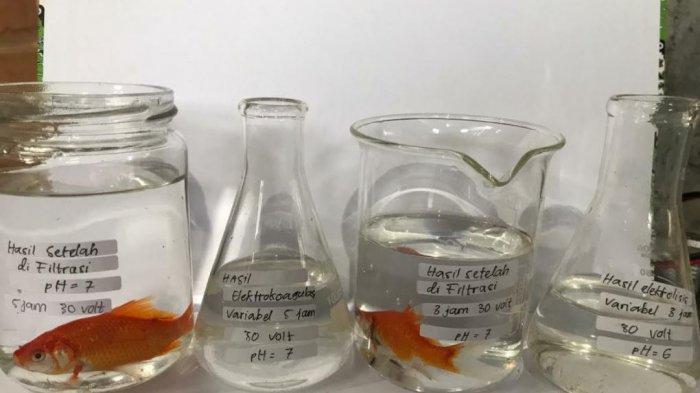 Hasil filtrasi air sungai yang tercemar limbah cair industri tapioka di Margoyoso, Pati, dengan prototipe sistem pengolahan limbah karya siswa SMK Cordova Pati.