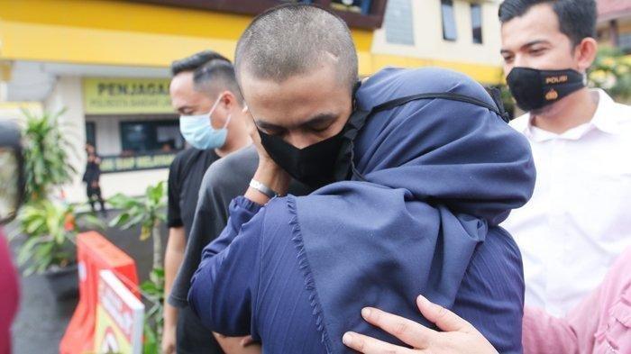 Ibunda Alpin Andrian (24), tersangka penusuk Syekh Ali Jaber, mencium putranya sesaat setelah keluar ruang penyidik Polresta Bandar Lampung, Senin (21/9/2020). Fakta Baru Penusukan Syekh Ali Jaber, Pelaku Alpin Andrian Sampaikan Maaf ke Korbannya.