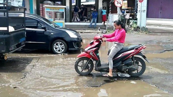 Kondisi jalan berlubang dipenuhi genangan air di Kecamatan Kaliwungu Kendal, Rabu (20/1/2021).
