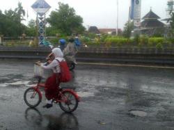 Hotline Semarang : Banyak Lubang di Perempatan Pierre Tendean