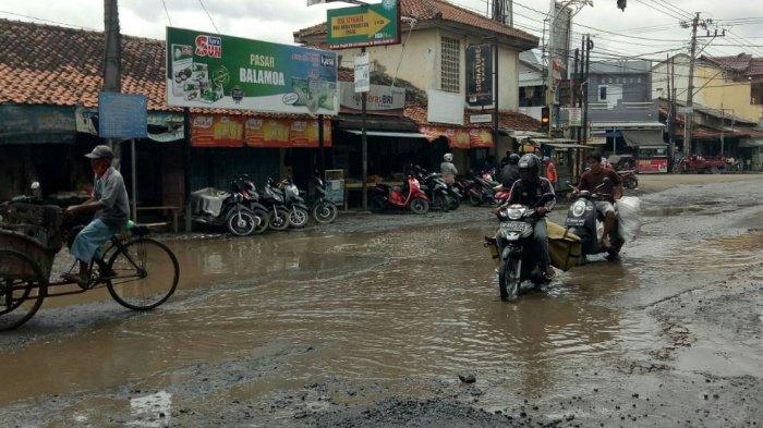 Kondisi jalan rusak di sekitar pasar Balamoa, Kecamatan Pangkah, Kabupaten Tegal, Selasa (2/2/2021). Terlihat jalan berlubang dan tertutup oleh air keruh bewarna kecoklatan, sehingga menyulitkan pengendara yang akan melintas.