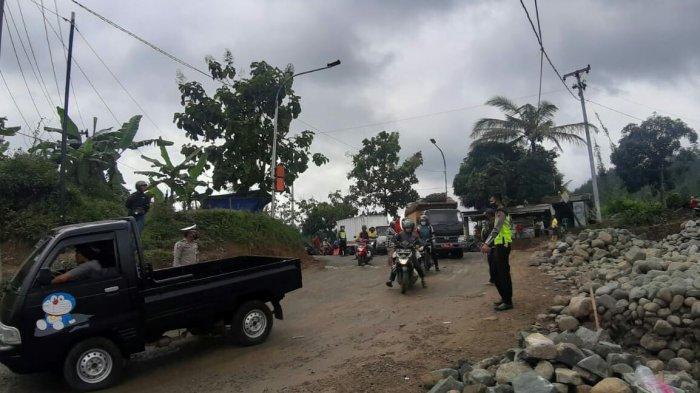Suasana terkini di jalur Clirit View Kalibakung, Kecamatan Balapulang, Kabupaten Tegal, atau tepatnya jalur utama menuju objek wisata Guci, pada Kamis (11/3/2021). Terpantau terjadi lonjakan pengguna jalan sehingga antrean kendaraan mengular sampai arah Kalimus. Hal ini karena libur tanggal merah sehingga pengendara dari luar kota pun mendominasi.