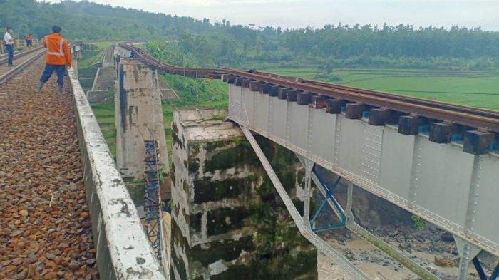 Jembatan Kereta Api (KA) di Desa Tonjong, Kecamatan Tonjong, Kabupaten Brebes terputus, pada Senin (11/1/2021) karena tergerus banjir.