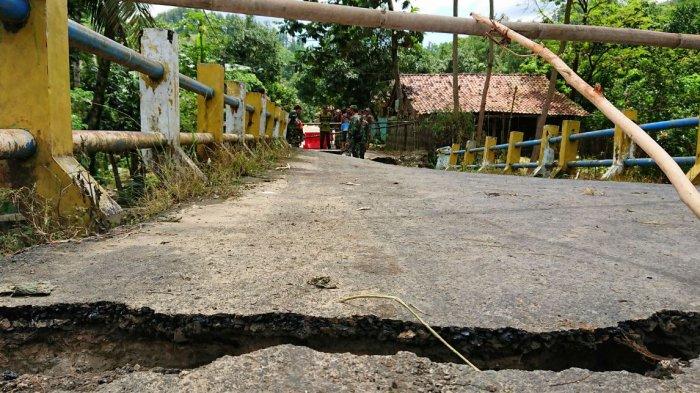 Kerusakan jembatan penghubung Desa Suru ke Desa Wanarata, Kecamatan Bantu, Pemalang di sisi barat, Kamis (11/2/2021).