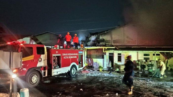 Damkar yang berusaha menjinakkan Sijago merah yang melahap pabrik pupuk.