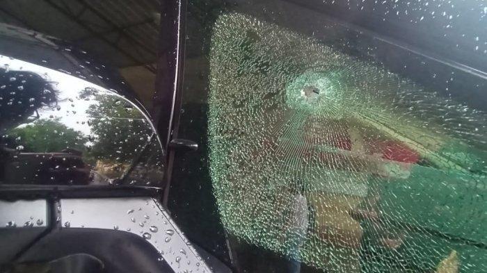 Kaca Mobil Toyota Alphard yang bolong karena tertembak di Jalan Monginsidi Solo, Rabu (2/11/2020).