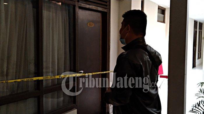 Petugas melihat kamar hotel lokasi penemuan mayat wanita di dalam lemari di Kota Semarang.