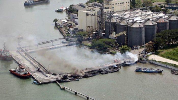 Pantauan udara pasca kebakaran kapal di Pelabuhan Cilacap.