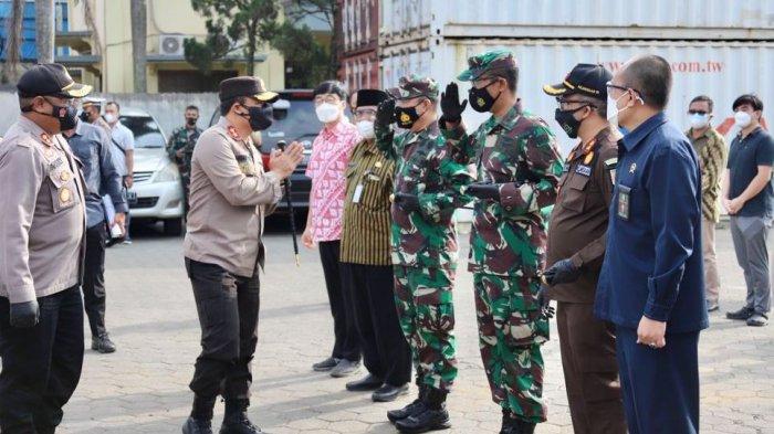 Kapolda Jateng Irjen Pol Ahmad Luthfi saat melakukan kunjungan ke Polres Purbalingga dan meninjau pelaksanaan vaksinasi buruh di PT Boyang Purbalingga, Selasa (24/8/2021).