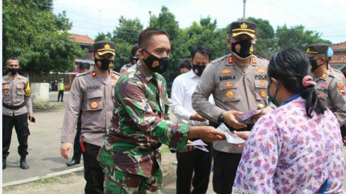 Kapolres Tegal, AKBP M.Iqbal Simatupang, saat membagikan masker kepada warga yang ada di wilayah Slawi dan sekitarnya, Senin (1/2/2021). Kegiatan ini upaya untuk menekan penyebaran Covid-19 di Kabupaten Tegal.